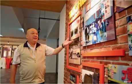  ?? 蘇義傑攝 ?? 頂呱呱成立44年，史洪法看著整牆的歷史­照片，每張都是一段故事。