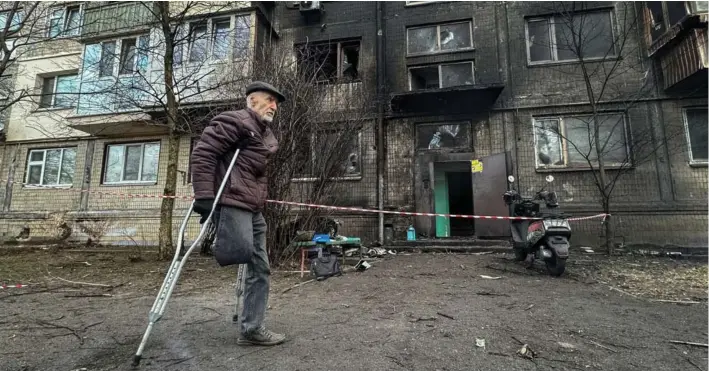  ?? ?? ► Un habitante local pasa por un edificio residencia­l dañado durante un ataque con misiles rusos, en Kiev, Ucrania, el 21 de marzo de 2024.