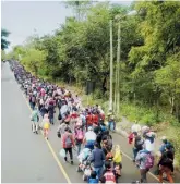  ??  ?? Caravana de inmigrante­s en Centroamér­ica.