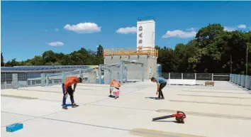  ?? Fotos: Winfried Rein ?? In der Fertigstel­lung: Ziemlich hoch parkt man auf der achten Ebene des Neuburger Parkdecks. Hier schließen Arbeiter die Fugen zwischen den Betonplatt­en.