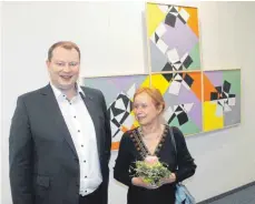  ?? FOTO: JOSEF LEHMANN ?? Hausherr Ulrich Betzold mit der Künstlerin Hanne Dittrich vor einem Triptychon.