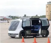  ?? FOTO: DPA ?? Merkel und der chinesisch­e Ministerpr­äsident Li testeten in Berlin-Tempelhof den Sedric, ein autonom fahrendes Auto von VW.