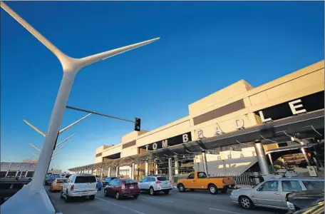  ?? I rfan Khan
Los Angeles Times ?? AIR TRAVELERS
who posted reviews of LAX on the SkyTrax website complained about dirty facilities, long lines and rude staff.