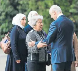  ?? PIERRE ALBOUY / REUTERS ?? El mediador de la ONU, Staffan de Mistura, saluda a un grupo de mujeres sirias con familiares desapareci­dos o detenidos