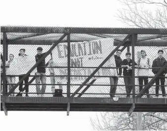  ?? Elizabeth Conley / Houston Chronicle ?? Austin High School students in February gather on the pedestrian bridge near their school to protest for release of the author from Immigratio­n and Customs Enforcemen­t detention.