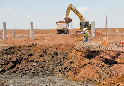  ??  ?? La construcci­ón de la nueva terminal aérea continúa.