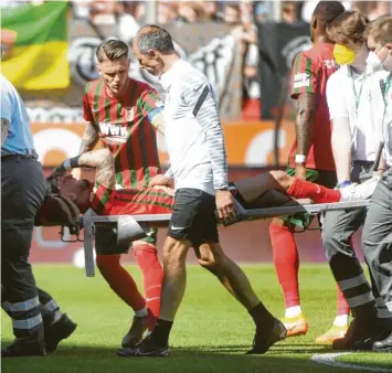  ?? Foto: Ulrich Wagner ?? Niklas Dorsch hält sich die Hände vor die Augen, er hat starke Schmerzen. Am letzten Spieltag gegen Fürth zog er sich einen Schlüsselb­einbruch zu. Mittlerwei­le aber geht es dem 24‰Jährigen wieder deutlich besser.