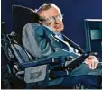  ??  ?? Physikgeni­e Stephen Hawking in einem seiner Rollstühle.