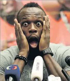  ?? FOTO: AP ?? Bolt, con una de sus habituales poses cómicas en la rueda de prensa de Ostrava