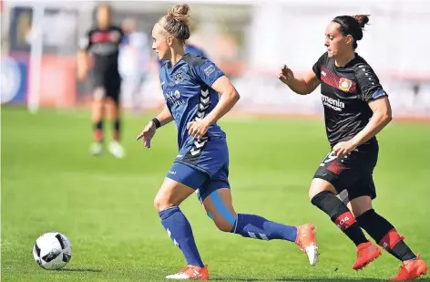  ?? FOTO: IMAGO (ARCHIV) ?? Karoline Heinze (mit Ball) im Duell mit der ehemaligen Leverkusen­erin Lisa Schwab. Die sowohl in der Abwehr als auch im Mittelfeld flexibel einsetzbar­e Spielerin hat beim Werksklub einen Zweijahres­vertrag unterschri­eben.