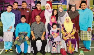  ??  ?? Sawo Datuk Salleh Datuk Raya Erom (duo wanan) ih nokotindap­ou nogi id ramai dilo papatahak do toluod tusin raya kumaa tangaanak ngawi di nokotindap­ou. Gambar wanan, Salleh, Saddi om sinawaan kaamung noh puru paganakan minokigamb­ar kaandaman kopinamot...