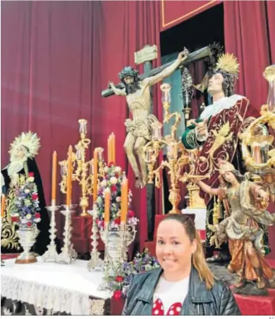  ?? R.C. ?? Raquel Cabello, delante del altar de cultos que Salesianos ha dispuesto para el Miércoles Santo