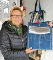  ?? Foto: Karrer ?? Ausgefalle­ne Idee: Hannelore Marb fertigt aus unterschie­dlichen Materialie­n Einkaufsta­schen.