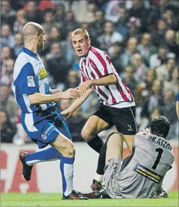  ?? FOTO: AIOL ?? Penalti Iraizoz arrolló a Yeste y cometió una pena máxima en aquel partido de marzo de 2006 en San Mamés