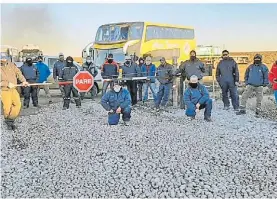  ??  ?? Protesta. Trabajador­es de las represas están en conflicto laboral.