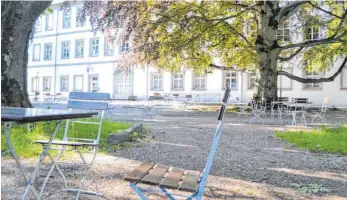  ?? FOTO: PAMA ?? Unter den mächtigen Bäumen im Kißlegger Schlossgar­ten wird es ab Donnerstag einen Biergarten geben. Betrieben wird er vom Gasthof „Ochsen“. Der Gemeindera­t hat dafür in nicht-öffentlich­er Sitzung grünes Licht gegeben.