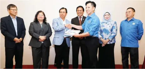  ?? — Photo by Chimon Upon ?? Dr Rundi (third left) handing over the Management and Operation SOP documents to a JBALB Divisional engineer witnessed by Dr Abdul Rahman (third right) Sharifah Hasidah and Alice .