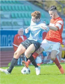  ?? FOTO: CHRISTIAN METZ ?? Das Derby beim SV Oberzell (links Niklas Schlegel) ist für den SV Weingarten (Armin Dauti) sehr wichtig.