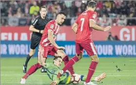  ?? FOTO: PERE PUNTÍ ?? Granell, Guardado y Stuani, en un lance del partido del jueves en Montilivi