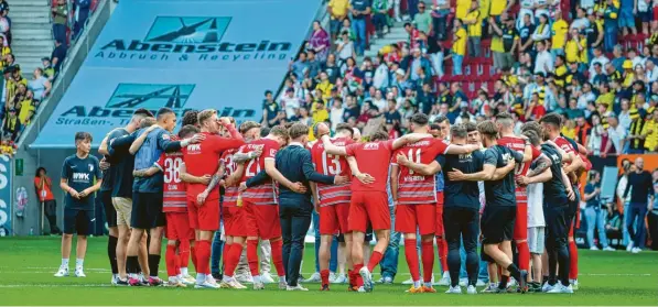  ?? Foto: Klaus Rainer Krieger ?? Nach dem Spiel gegen Dortmund bildeten die Augsburger Spieler einen Kreis und schworen sich auf das Saisonfina­le ein.