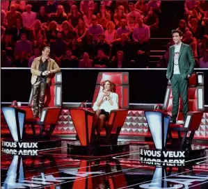  ??  ?? Pour cette finale, chaque talent a eu trois chansons à apprendre, dont notamment une à chanter en duo avec leur coach.