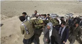  ?? FOTO: RAHMAT GUL ?? Afghanska män begraver ett offer för ett bombdåd mot en shiamoské i Kabul, som IS tog på sig.