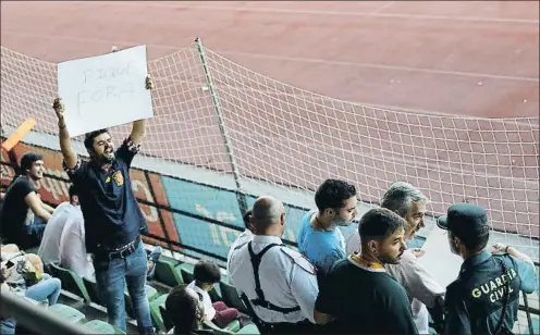  ?? RAFAEL MARCHANTE / REUTERS ?? Uno de los asistentes al entrenamie­nto de Las Rozas exhibe una pancarta exigiendo la marcha de Piqué de la selección