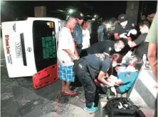  ??  ?? TRUCK VS UV Nilalapata­n ng paunang lunas ang isa sa limang biktima matapos banggain ng trailer truck ang isang UV Express sa Ermita, Maynila kahapon ng madaling araw.