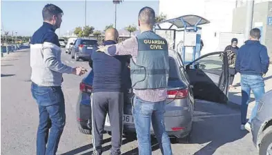  ?? GUARDIA CIVIL ?? Imagen de los guardias civiles durante la detención del ladrón multirrein­cidente en la provincia de Murcia.