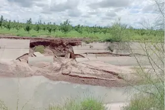  ?? CORTESÍA: JESÚS MELÉNDEZ HERMOSILLO ?? Las lluvias causaron daños en las losas de concreto que revisten el canal