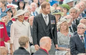  ?? AFP ?? Miradas. El príncipe Harry y su espopsa Meghan, en la ceremonia.