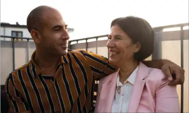  ??  ?? Abdel Aziz Mahmoud og hans mor, Souad Taha, har fået et endnu taettere bånd, efter at de har haft mange store, dybe og alvorlige samtaler med hinanden over et halvt år.