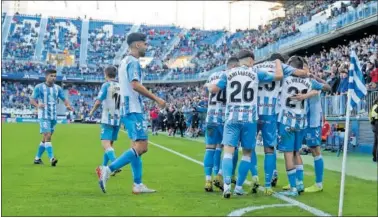  ?? ?? Los jugadores del Málaga festejan el decisivo gol que les da la victoria.