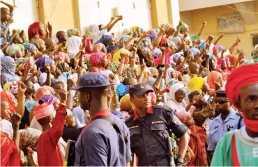  ??  ?? Residents cheering the Emir at Hawan Dorayi