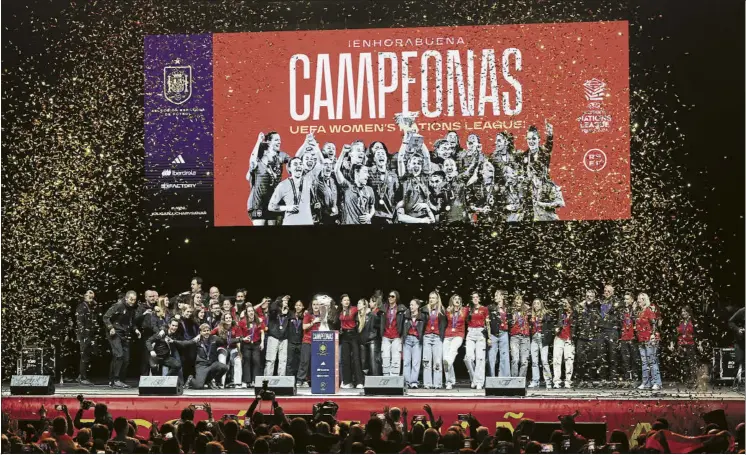  ?? FOTO: EFE ?? Las campeonas de la Nations League fueron recibidas por la ciudad de Madrid en el Palacio de Vistalegre durante una jornada de celebració­n