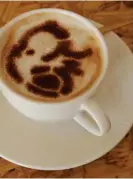  ?? ?? Al café le dan la forma de Snoopy.