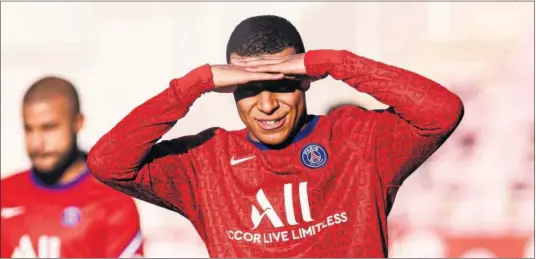  ??  ?? Mbappé, que será una de las atraccione­s del partido de esta noche en el Parque de los Príncipes, durante el entrenamie­nto de ayer del PSG.