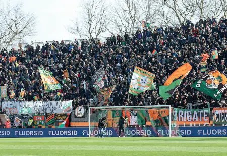  ?? ?? Passione La curva del Venezia durante la corsa salvezza poi fallita (LaPresse). A destra, Paolo Poggi, grande ex arancioner­overde