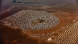  ?? ?? Solarna fotonapons­ka elektrana „Nur“na jugu Maroka na 137 hektara i kapaciteto­m od 582 megavata