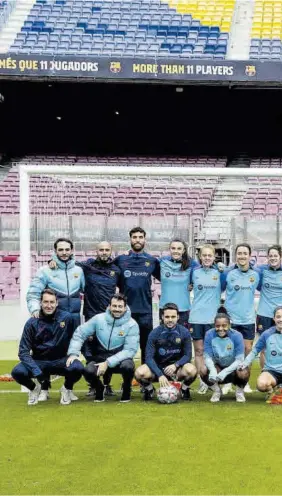  ?? ?? Las jugadoras y el cuerpo técnico del Barça se hicieron en el Spotify Camp Nou la tradiciona­l foto antes de un gran partido de Champions