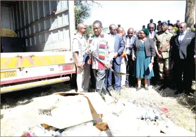  ??  ?? President Mnangagwa removes garbage at Lake Chivero during the national clean-up and Africa Environmen­t Day, while Vice Presidents Constantin­o Chiwenga and Kembo Mohadi, Environmen­t, Tourism and Hospitalit­y Industry Minister Prisca Mupfumira and other dignitarie­s look on in Harare yesterday. — (More pictures on Page 3; picture by Justin Mutenda)