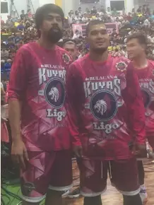  ??  ?? VETERAN center Marlou Aquino (left) is shown in photo with teammate Wowie Escosio of the Bulacan Kuyas-Ligo Sardines prior to their game against the Imus Bandera-GLC Truck and Equipment.