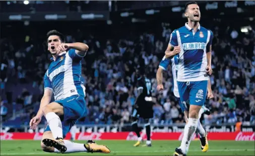  ??  ?? EL PRIMER TRIUNFO DE LA TEMPORADA. Gerard celebra el primer tanto del partido junto a Baptistao, que le asistió, ambos jubilosos.