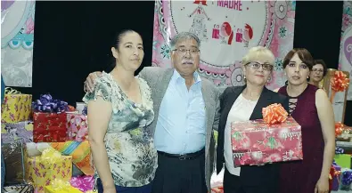  ??  ?? eL aLcaLde, la presidenta y la directora del DIF entregando los presentes