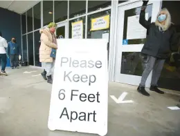  ?? ELIAS FUNEZ/THE UNION 2021 ?? A sign asks those getting vaccinated to keep 6 feet apart at Nevada Union High School in Grass Valley, Calif. The CDC has dropped the spacing recommenda­tion.