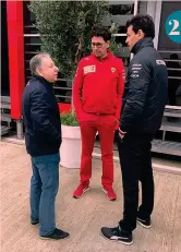  ?? ITALY PHOTO PRESS ?? 2 1) Mattia Binotto, 50 anni, in mezzo ai suoi piloti, Charles Leclerc, 22, e Sebastian Vettel, 32
2) Ancora Binotto con (da sin.) Jean Todt, n°1 Fia, e Toto Wolff, capo Mercedes F1