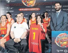  ?? FOTO: EFE ?? Garbajosa y el equipo con María José Rienda, nueva secretaria de Estado del Deporte