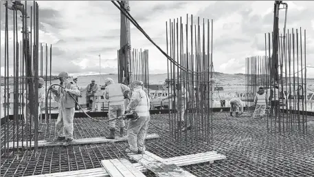  ?? PROVIDED TO CHINA DAILY ?? Employees of the Third Constructi­on Co Ltd of China Constructi­on First Group work at a constructi­on site at the Amur Gas Chemical Complex in Russia’s Amur region in July.