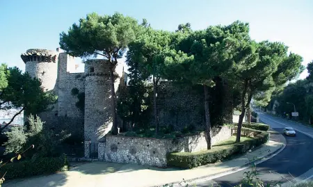  ??  ?? A fianco, il cimitero di Spoon River, in una foto di William Willinghto­n In alto, il Castello medievale di Castellamm­are