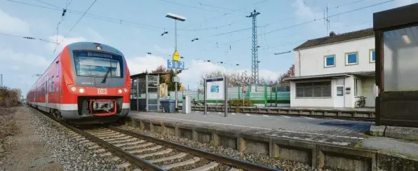  ?? Foto: Marcus Merk ?? Am Bahnhof in Meitingen soll eine Unterführu­ng für Fußgänger und Radfahrer gebaut werden. Während dieser Arbeiten darf kein Zug auf der Strecke fahren. Eine solche Sperrpause wird aber nicht so leicht genehmigt.